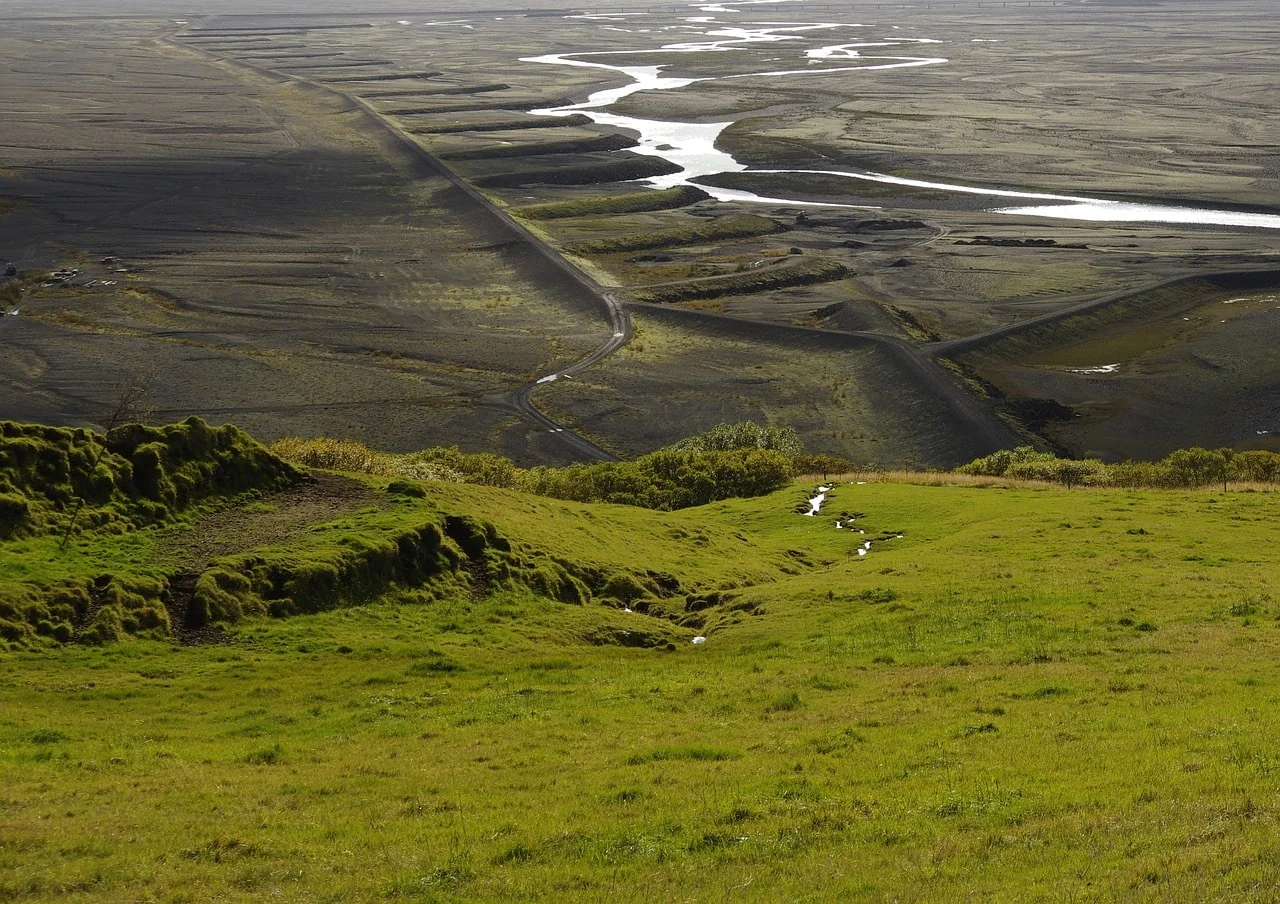 Dikes on Skeidarársandur sand by photographer Vilve Roosioks